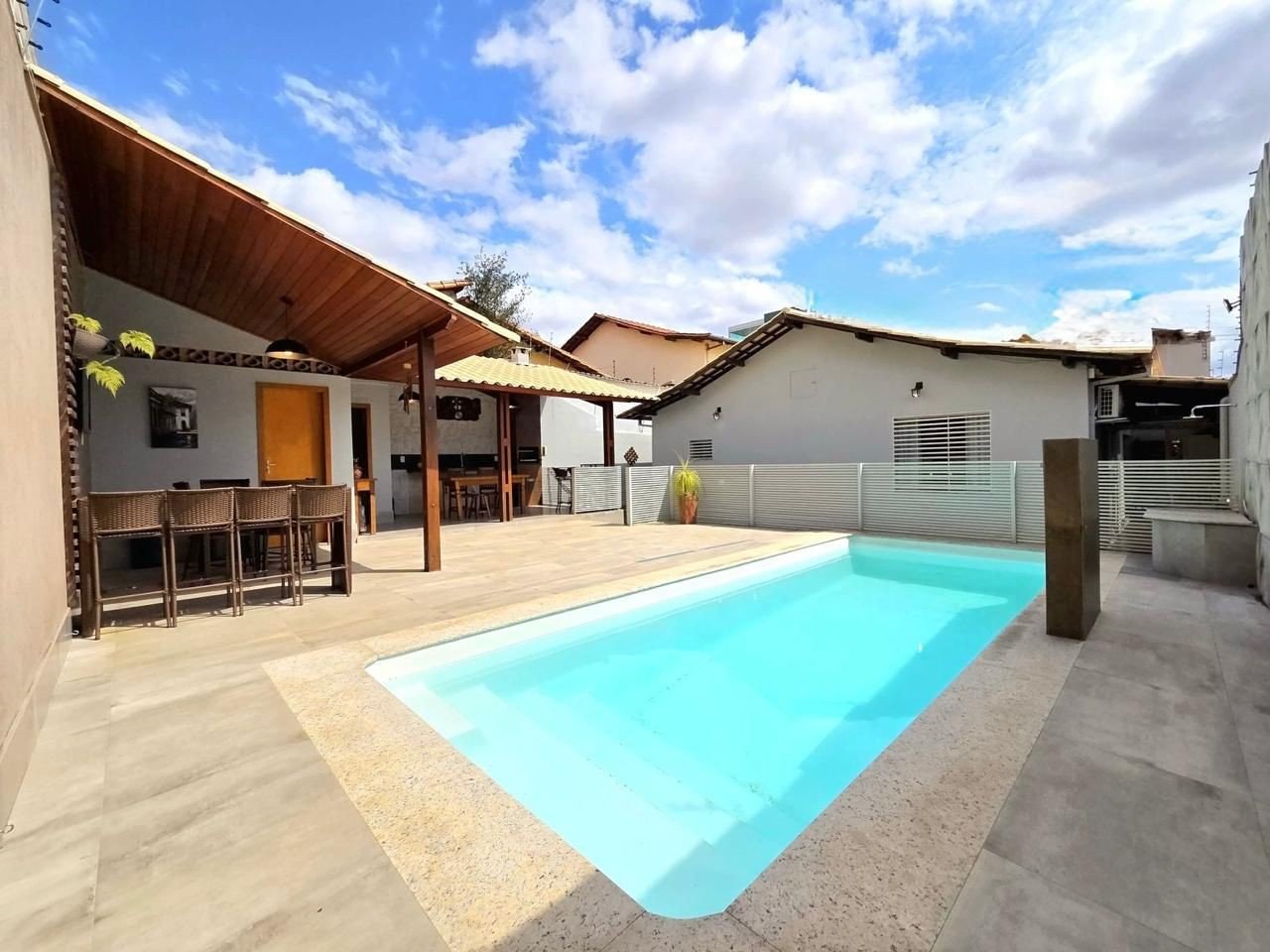 Foto de Casa de Luxo com Piscina no Bairro Serrano