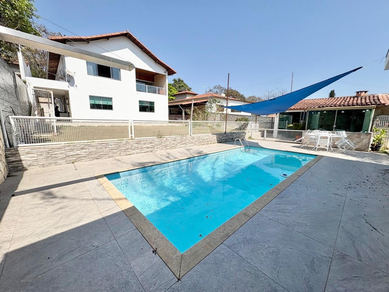 Foto de Casa com 02 moradias e piscina no bairro Braúnas