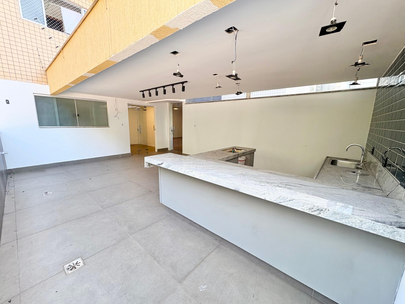 Foto 2 de Área Privativa de 3 quartos no bairro Castelo